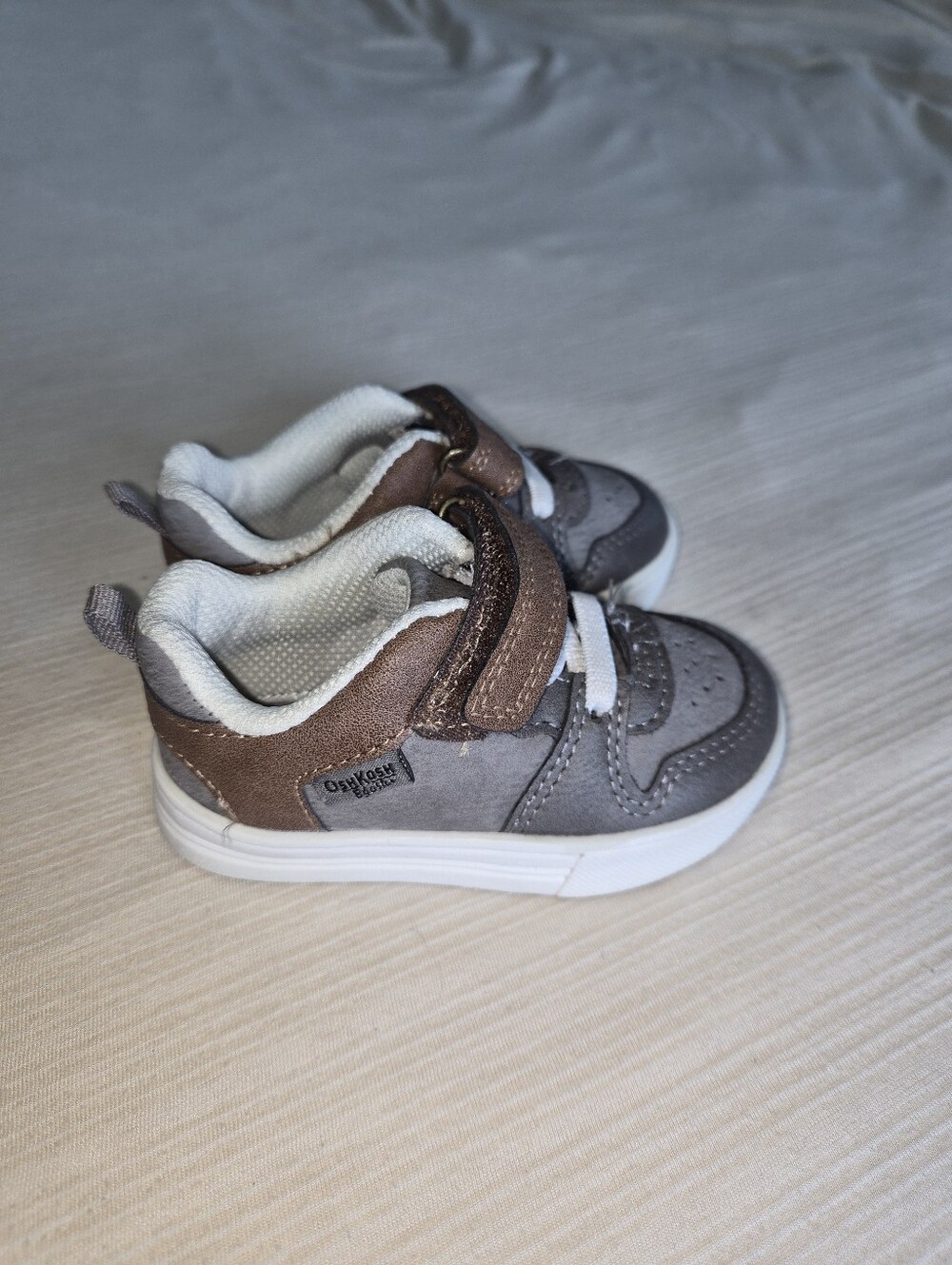 OshKosh B'gosh Gray Velcro Shoes - Kids Size 4 - Great Condition - Picture 4 of 8